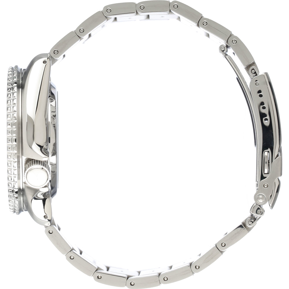Zijaanzicht van de Seiko 5 Sports heren horloge SRPD53K1 van Seiko, met een gesloten ronde wijzerplaat, geschakelde armband, geribbelde lunette, zijknoppen en een klassiek zilver metalen ontwerp. Dit automatisch horloge is afgebeeld vanaf de zijkant.