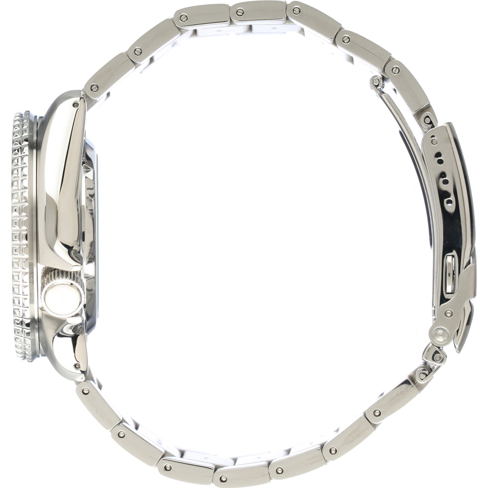 Zijaanzicht van een zilveren Seiko 5 Sports herenhorloge SRPD51K1 met een schakelband, ronde structuur bezel en gladde sluiting. De kroon en zijknoppen zitten aan de linkerkant, wat het elegante ontwerp met een automatisch uurwerk laat zien.