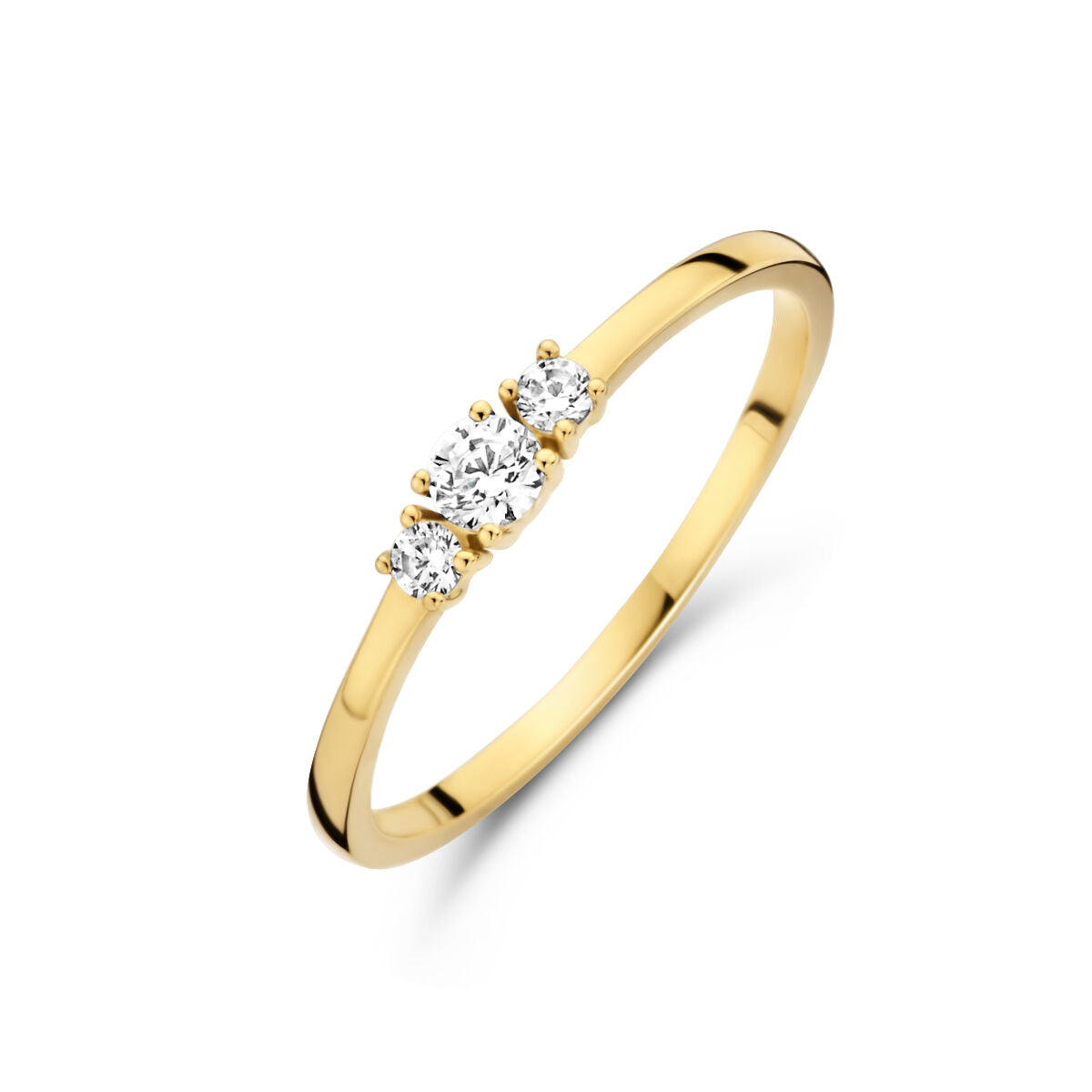 De Van der Kooij Collectie ring trilogie zirkonia 14K geelgoud heeft drie ronde, witte zirkonia's in briljante slijpvorm op een slanke, gladde band en wordt gepresenteerd tegen een witte achtergrond.