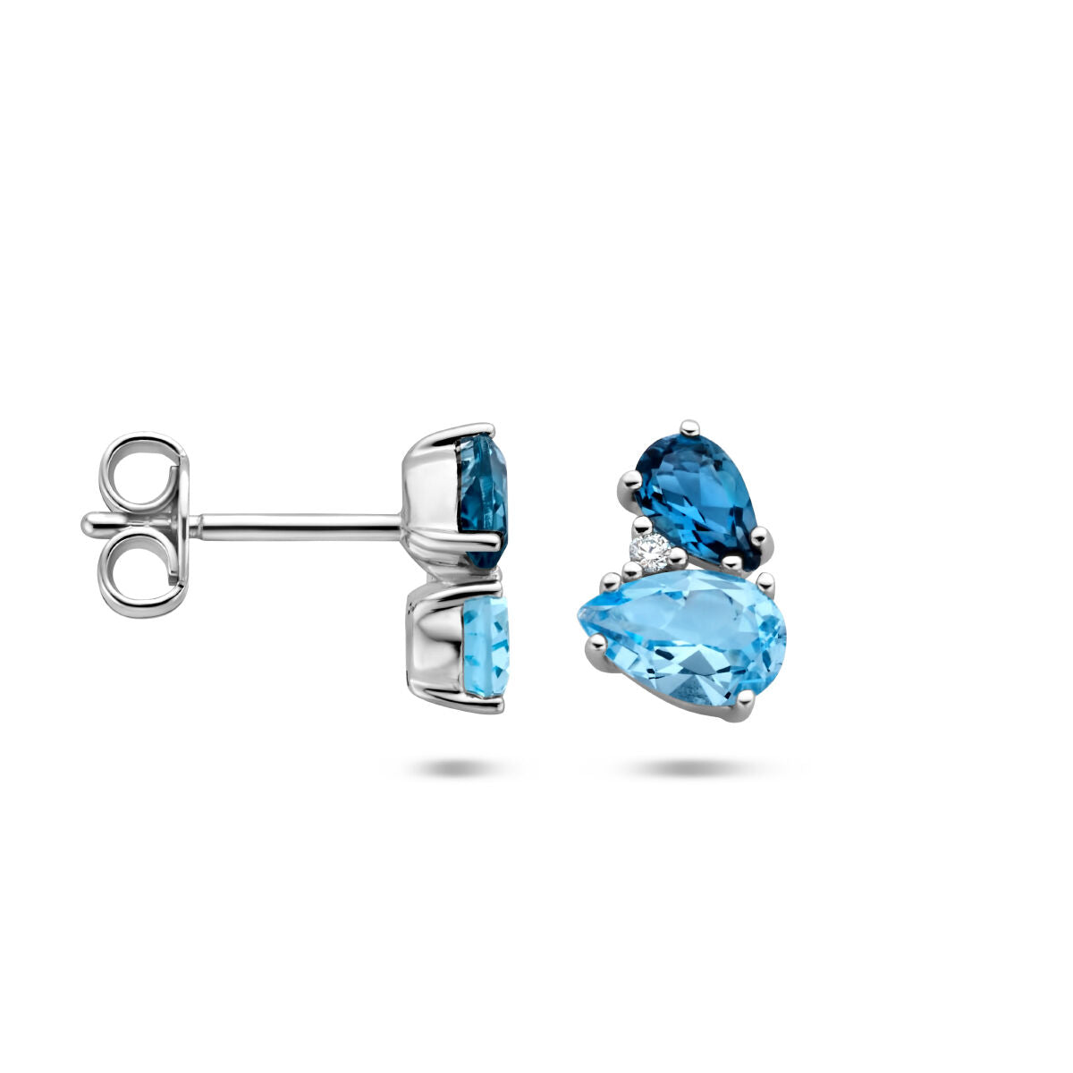Van der Kooij Collectie oorknoppen: 14K witgoud met London Blue topaas, blauwe topaas en 0.015ct diamant (2x0.0075ct) H P1, elegant afgewerkt. Eén oorbel is van voren en één van opzij te zien.