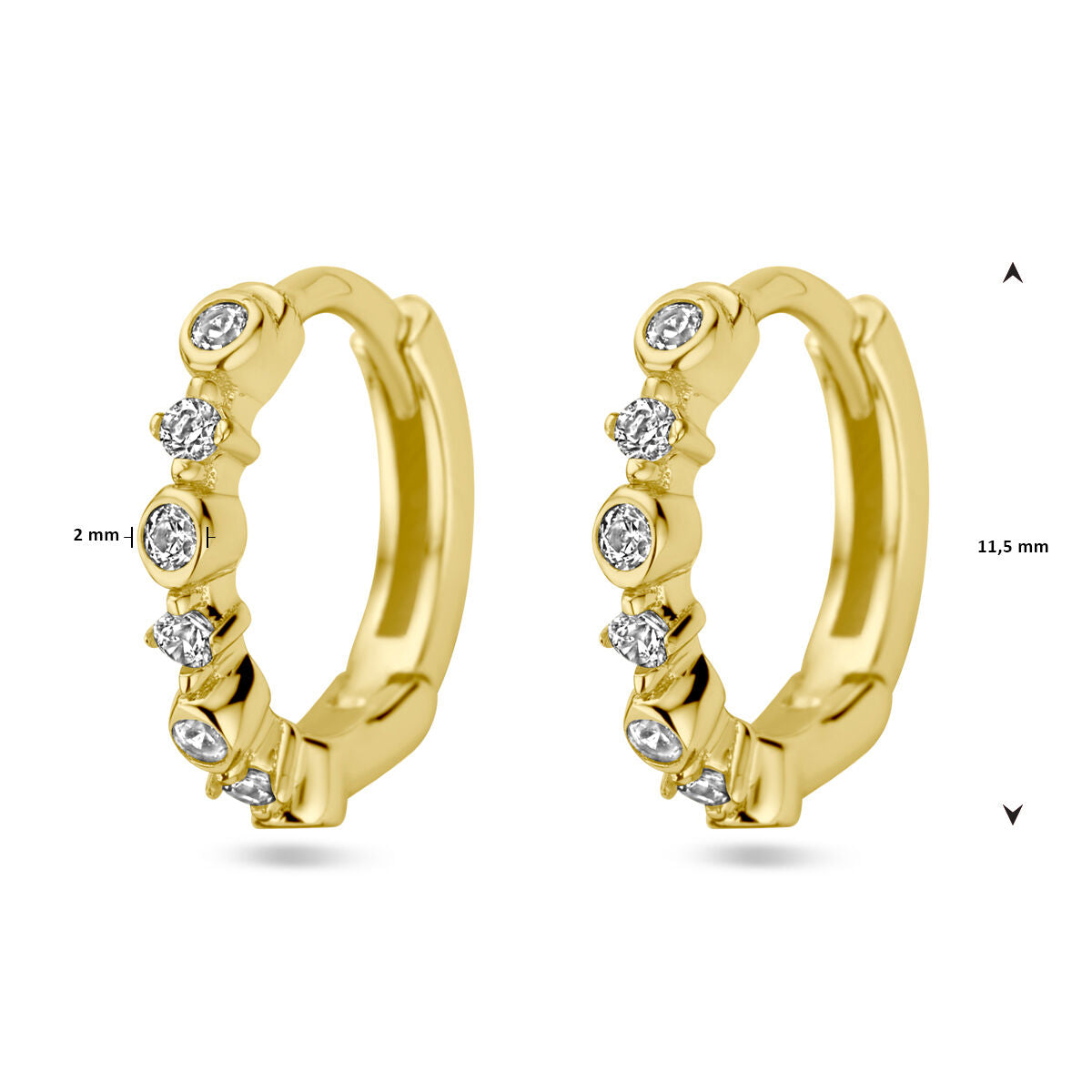 Een paar Van der Kooij Collectie klapoorringen zirkonia 1 micron zilver verguld (geel) met vijf ronde witte edelstenen op elk. Elke oorbel is 11,5 mm hoog en 2 mm breed, afgebeeld op een witte achtergrond met maataanduidingen.