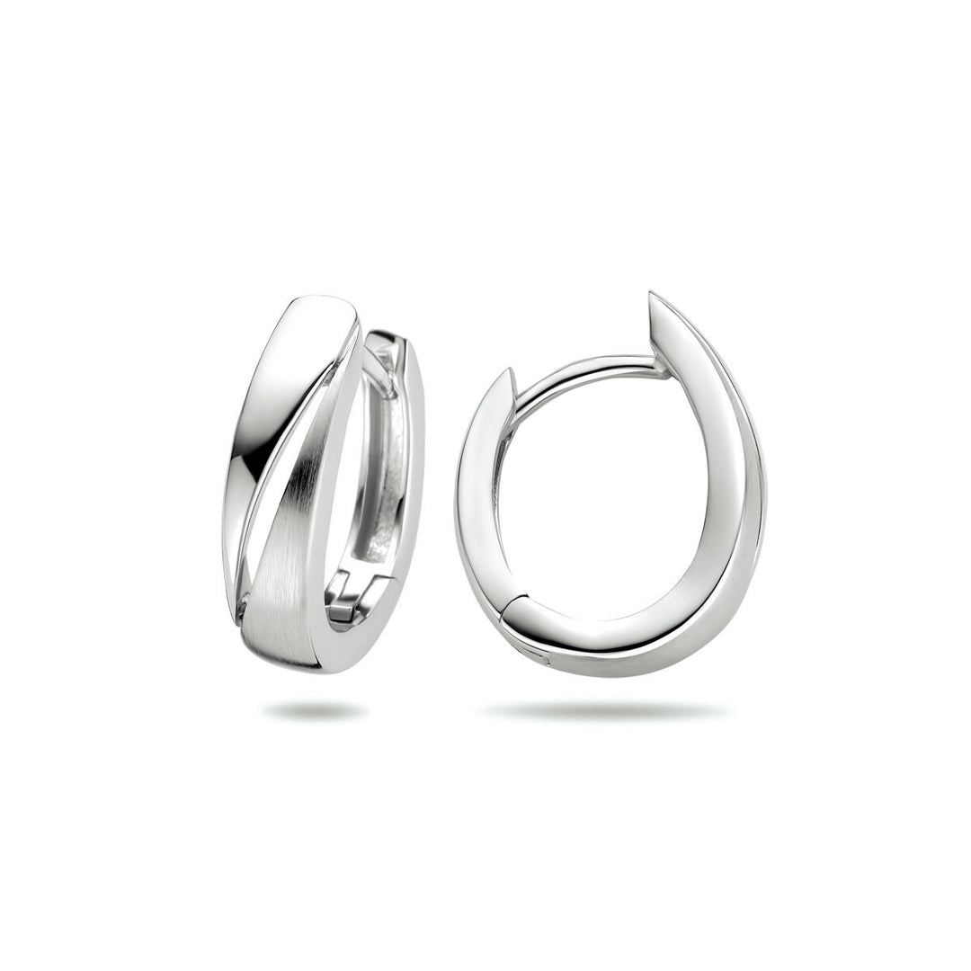 Een paar Van der Kooij Collectie klapoorringen poli/mat zilver gerhodineerd, met een modern, licht gedraaid ontwerp op een witte achtergrond - de perfecte dames oorbellen voor elke gelegenheid.