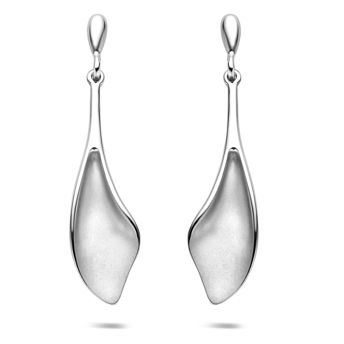 Zilveren oorhangers van gerhodineerd 925 zilver met een organische, golvende vorm.
