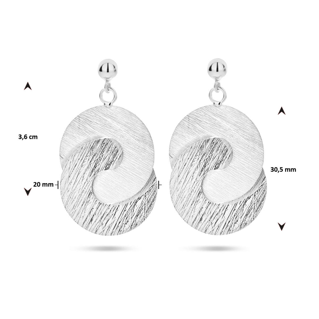Van der Kooij Collectie oorhangers gescratcht rondjes poli/mat zilver gerhodineerd met overlappende swirl, zilverkleurig en getextureerd. Afmeting: 3,6 cm hoog, 30,5 mm breed en 20 mm binnenstuk. Geplaatst op witte achtergrond.