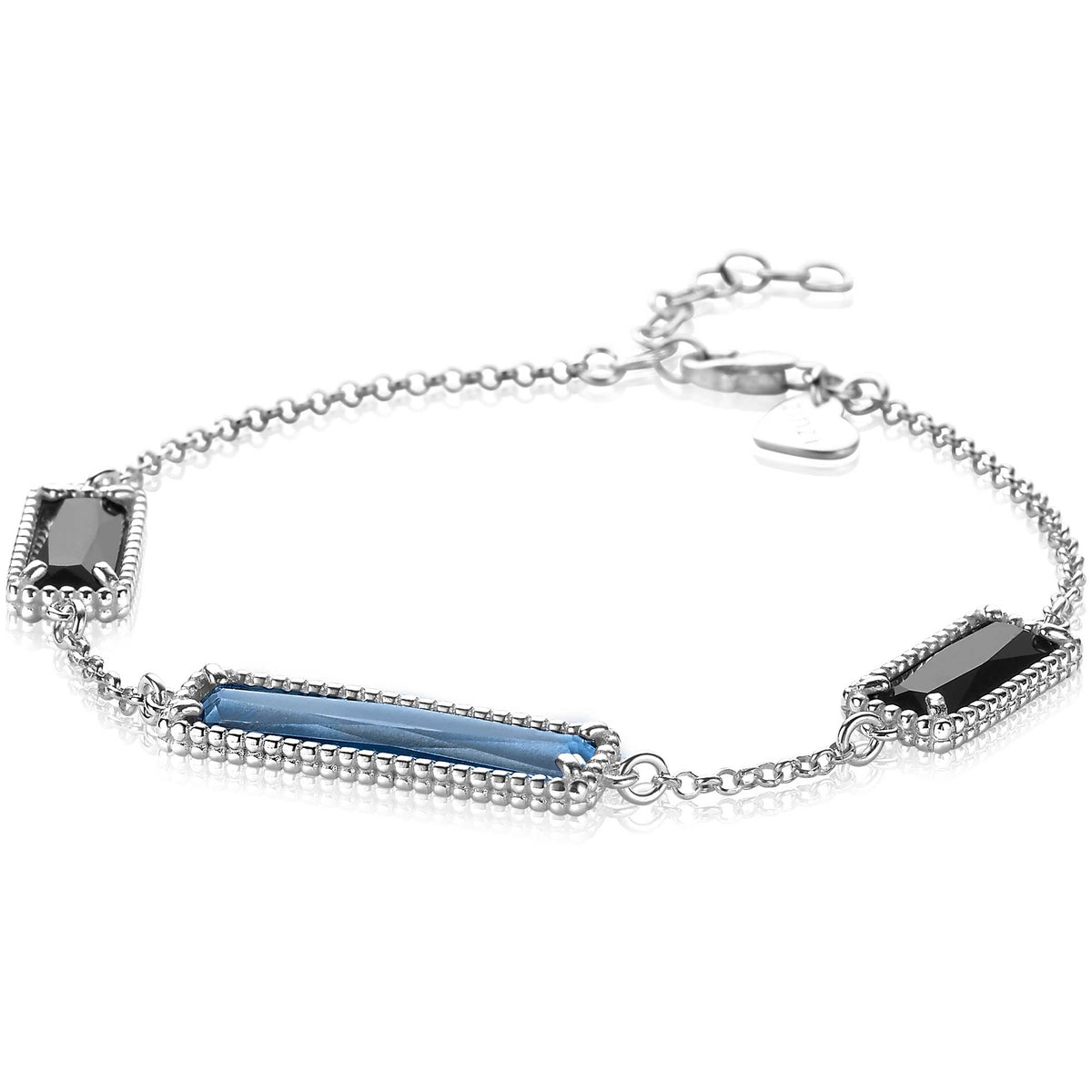 Zilveren armband met drie rechthoekige stenen in zwart en blauw, afgewerkt met een bolletjesrand.