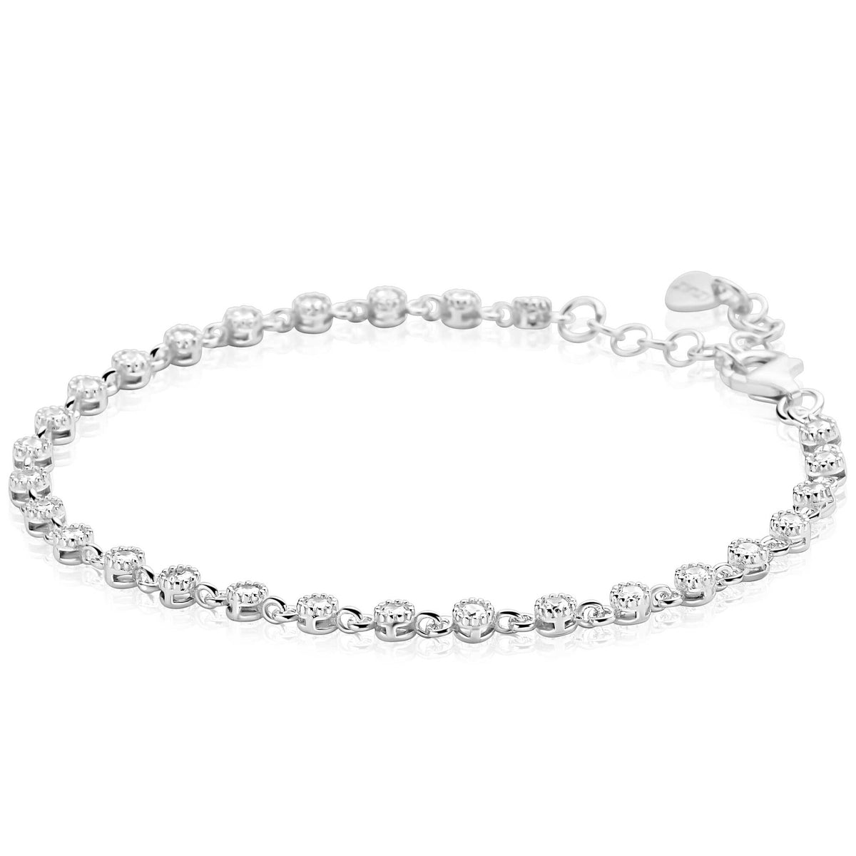 Zilveren armband met een speelse rij ronde witte zirkonia’s in zetting.