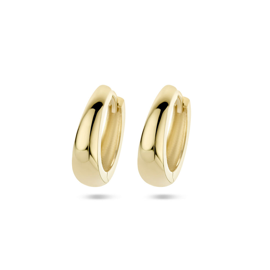 Een paar kleine, stevige klapoorringen 14K geelgoud van Van der Kooij Collectie met een gladde, gepolijste afwerking, afgebeeld op een witte achtergrond - perfect voor dames die op zoek zijn naar tijdloze elegantie.
