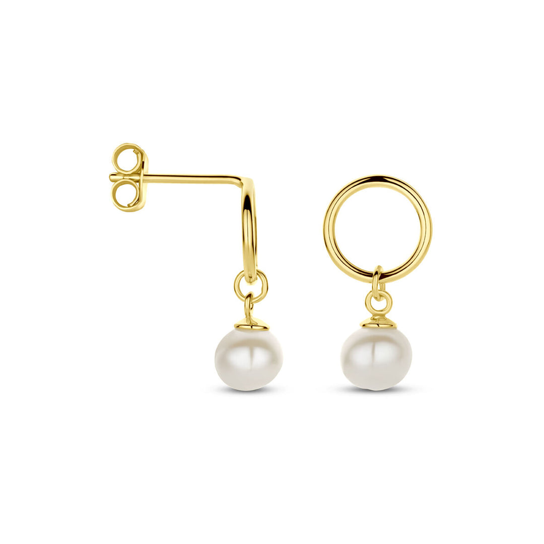 Een paar Van der Kooij Collectie oorhangers parel 17 mm 1 micron zilver verguld (geel) oorbellen met ronde hoepels en witte zoetwaterparel druppels, afgebeeld op een effen witte ondergrond.