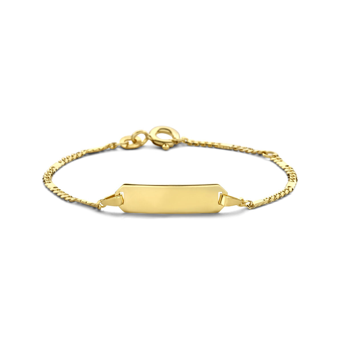 De Van der Kooij Collectie biedt een unisex graveerarmband uit hun lijn, met een 14k geelgouden ontwerp met een gepolijste rechthoekige plaat en gevlochten ketting. Het bevat een karabijnsluiting en wordt gepresenteerd op een effen witte achtergrond, geschikt voor kinderen of volwassenen.