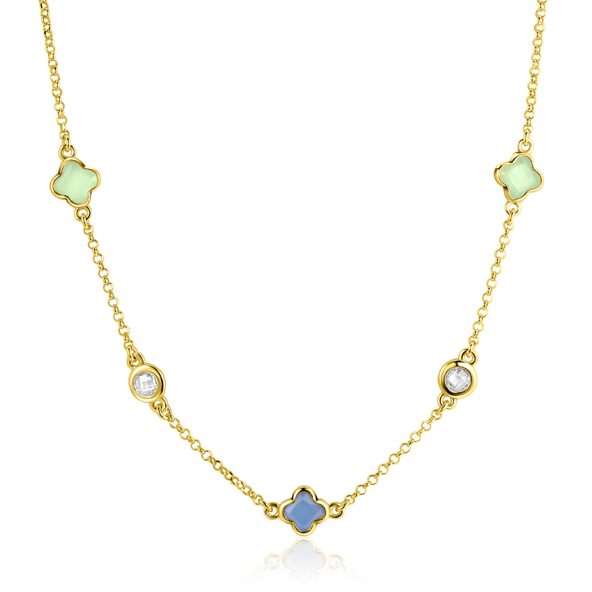 De Zinzi Ketting Gold Plated ZIC2763 heeft afwisselend mintgroene en blauwe klaverhangers met ronde witte edelstenen, allemaal gelijkmatig verdeeld langs de vergulde ketting van Zinzi.