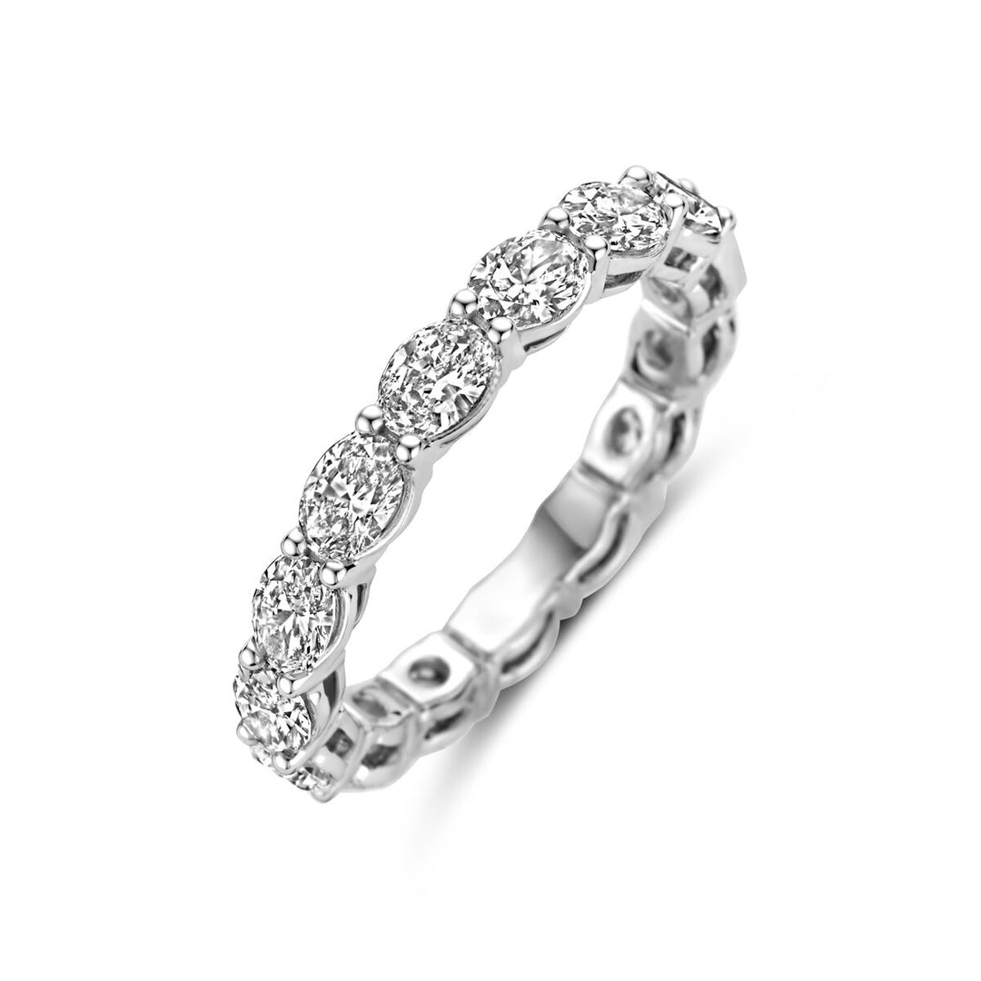 De Van der Kooij Collectie ring lab grown diamant 2.24ct h si 14K witgoud heeft een band van ovaalvormige, prong-set lab-grown diamanten en is gefotografeerd op een witte achtergrond.