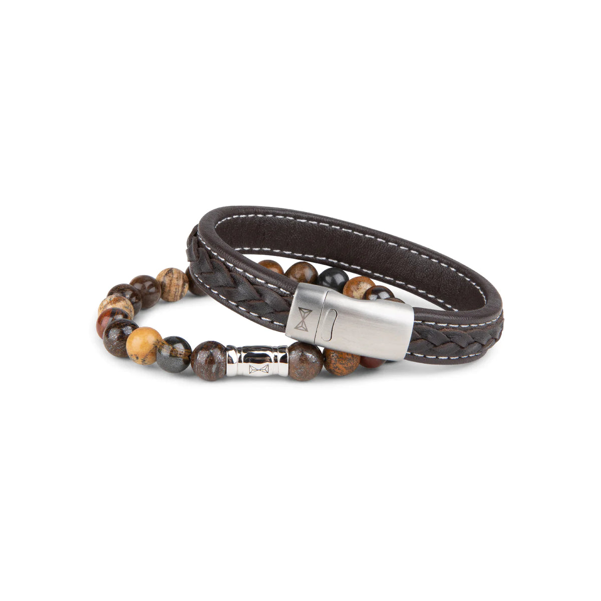 Een leren armband met een zilveren sluiting wordt gecombineerd met de AZE Jewels Kralen armband heren - Olympus - 8mm, met bruine en grijze kralen. De set wordt stijlvol weergegeven op een ongerepte witte Olympus achtergrond, perfect voor mannen.