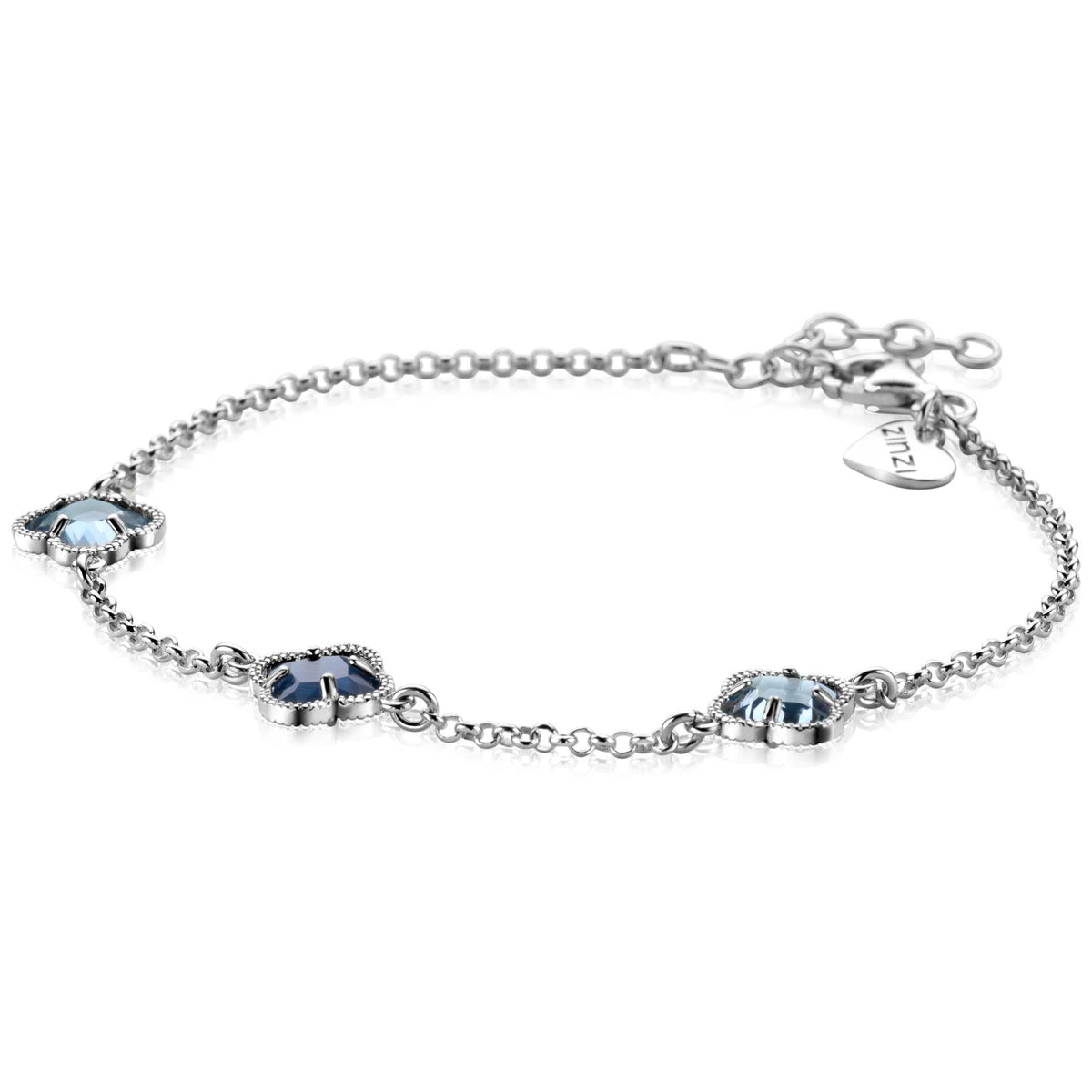 Zilveren armband met drie lichtblauwe stenen, verstelbare lengte van 17-20 cm.