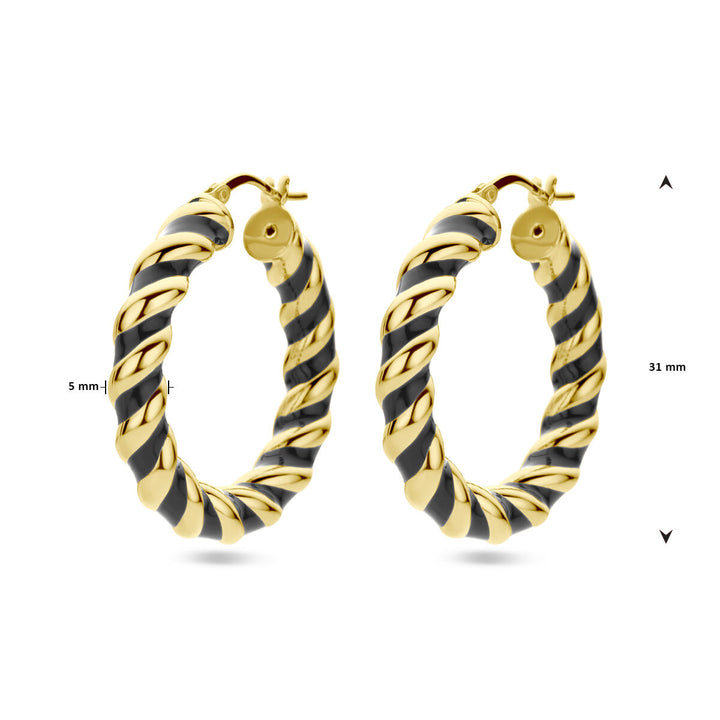 Een paar Van der Kooij Collectie oorringen gedraaid zwart emaille 1 micron zilver verguld (geel), met gedraaide gouden en zwarte emaille banden, 31 mm diameter en 5 mm breed, afgebeeld op een witte achtergrond.