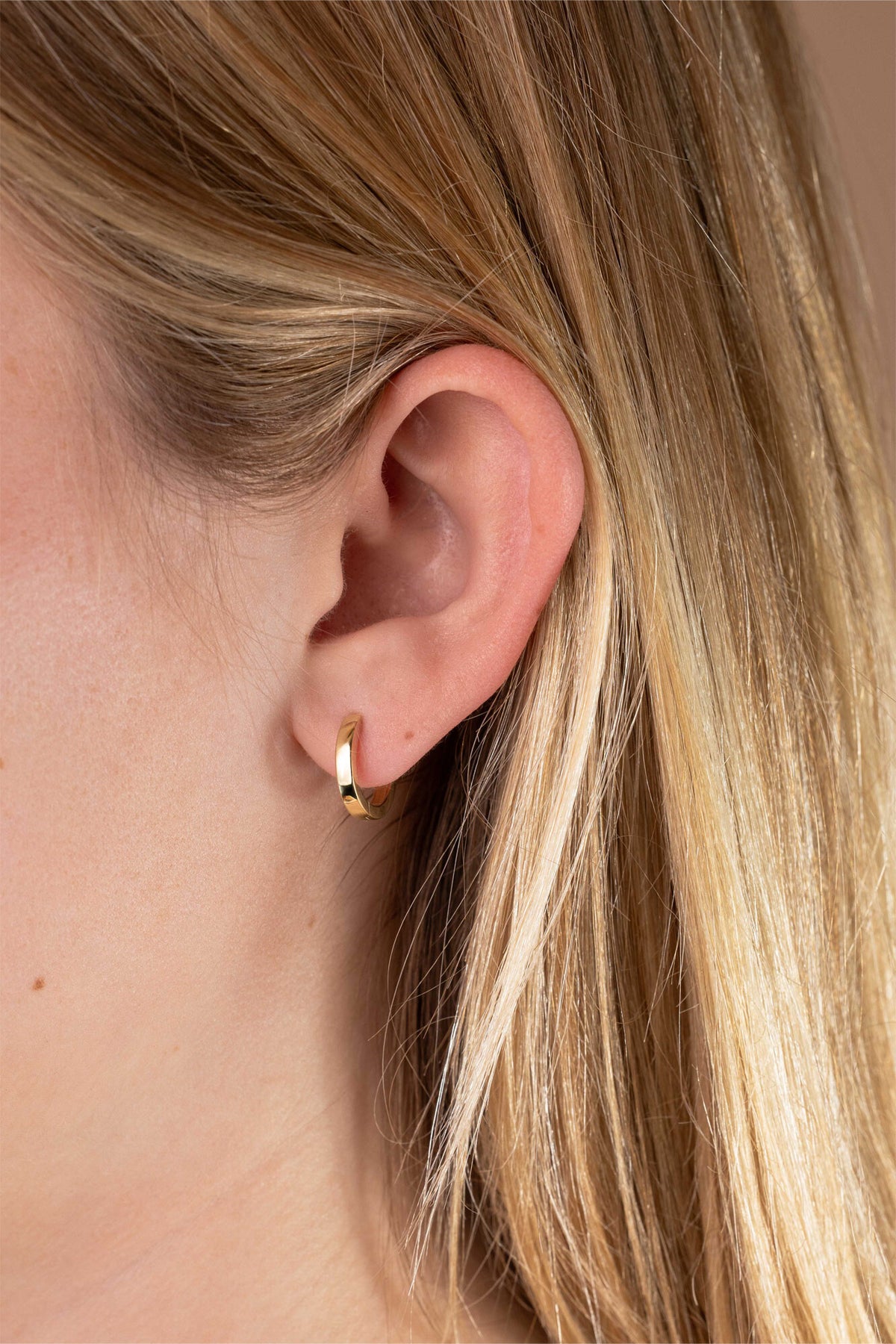Gouden vergulde zilveren oorringen van 13,5 mm met een eenvoudige, ronde vorm.