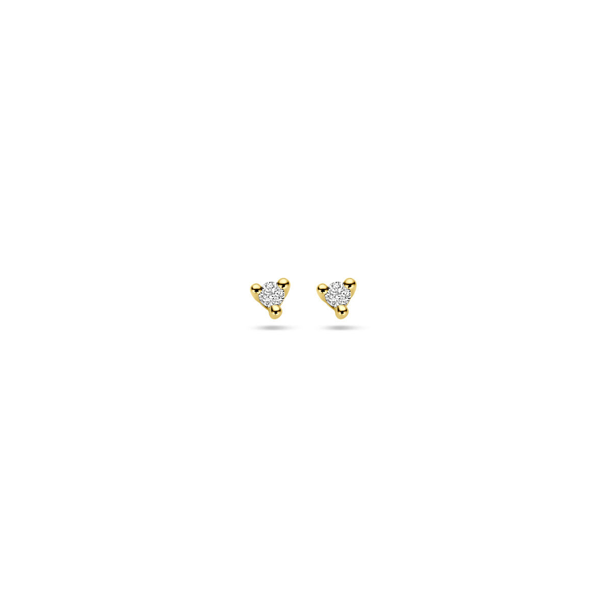 Geelgouden oorknoppen met driehoekige diamanten van 0.04 ct (2x 0.02 ct) in een eenvoudige setting.