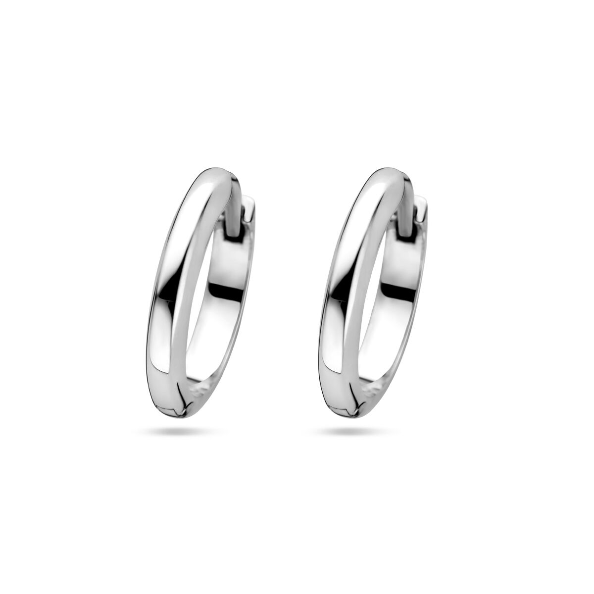 Klapoorringen van 3,0 mm in halfronde buisvorm, zilver gerhodineerd met een glanzende afwerking.
