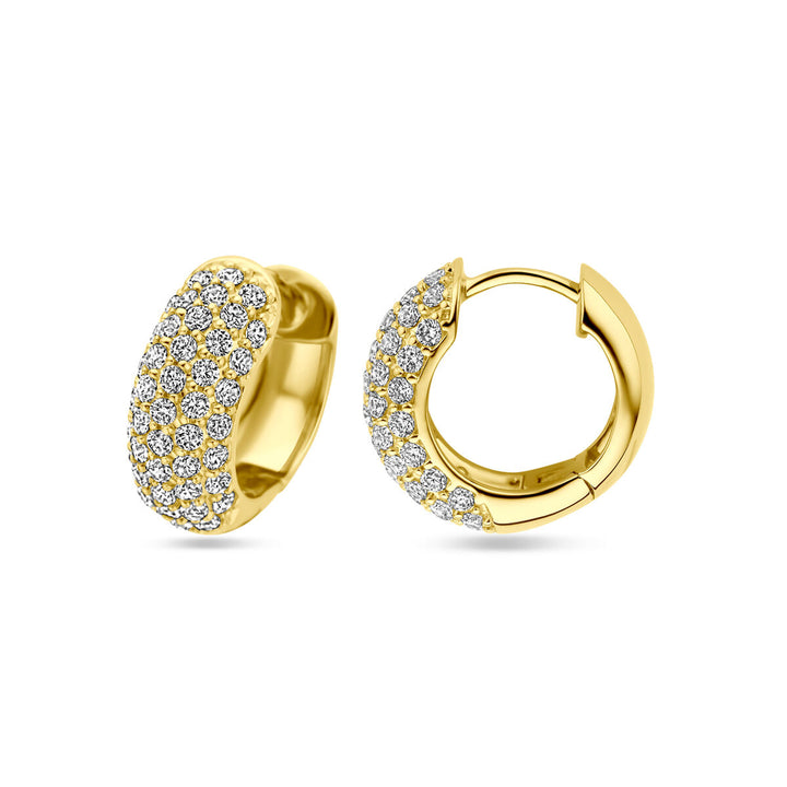 Een paar Van der Kooij Collectie klapoorringen zirkonia 16 mm, 1 micron geel verguld zilver, met sprankelende zirkonia steentjes, getoond op een witte achtergrond.