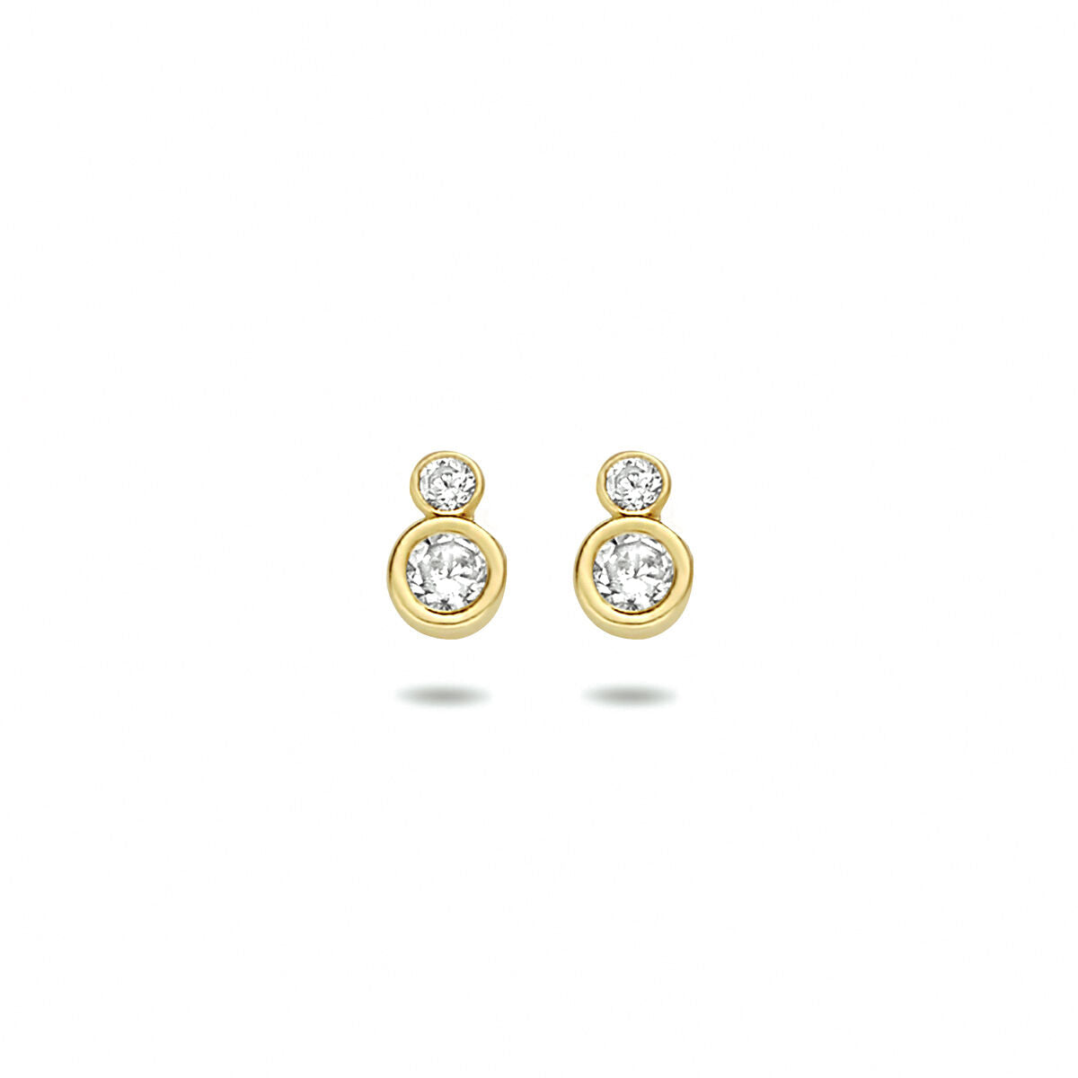 Van der Kooij Collectie oorknoppen zirkonia 14K geelgoud: een paar dames sieraden met twee heldere, ronde zirkonia's in zetkast, afgebeeld op een witte achtergrond.