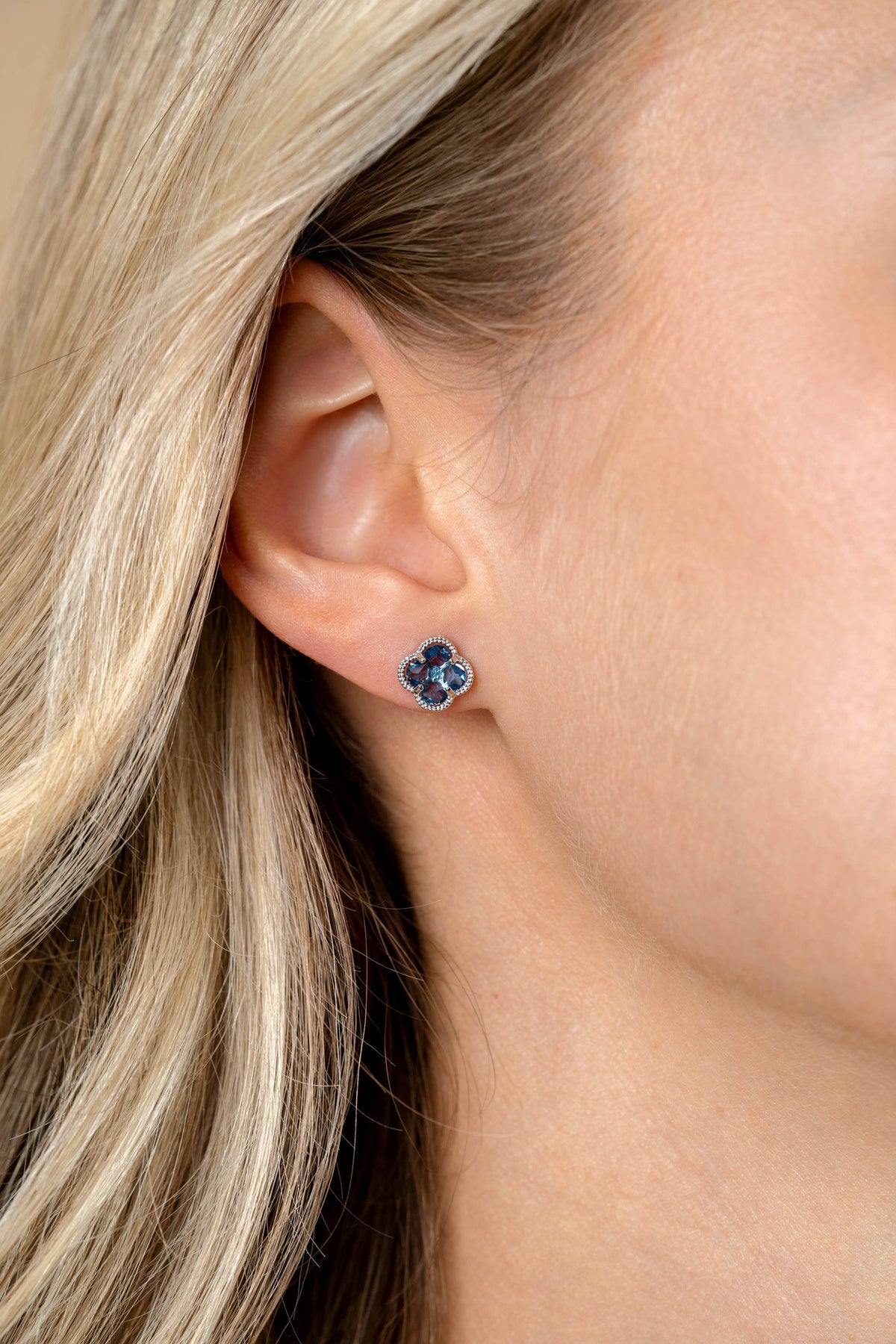 Close-up van het oor van een persoon die Zinzi Oorbellen Zilver ZIO2663B studs van Zinzi draagt; het blonde haar is achter het oor verborgen en de huid ziet er glad en licht getint uit.