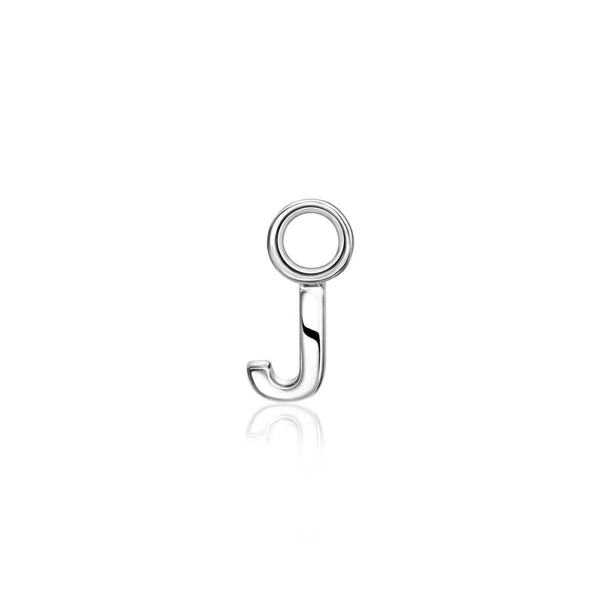 Zilveren oorbel in de vorm van een letter J met een ronde opening bovenaan.