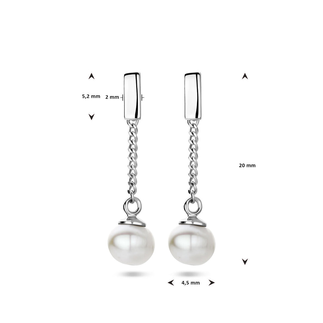 Een paar Van der Kooij Collectie oorhangers parel zilver gerhodineerd, met schakels en ronde zoetwaterparel; totale lengte 20 mm, stud 5,2 x 2 mm, diameter parel 4,5 mm.