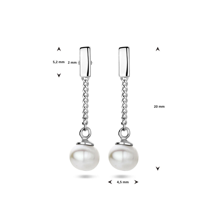 Een paar Van der Kooij Collectie oorhangers parel zilver gerhodineerd, met schakels en ronde zoetwaterparel; totale lengte 20 mm, stud 5,2 x 2 mm, diameter parel 4,5 mm.