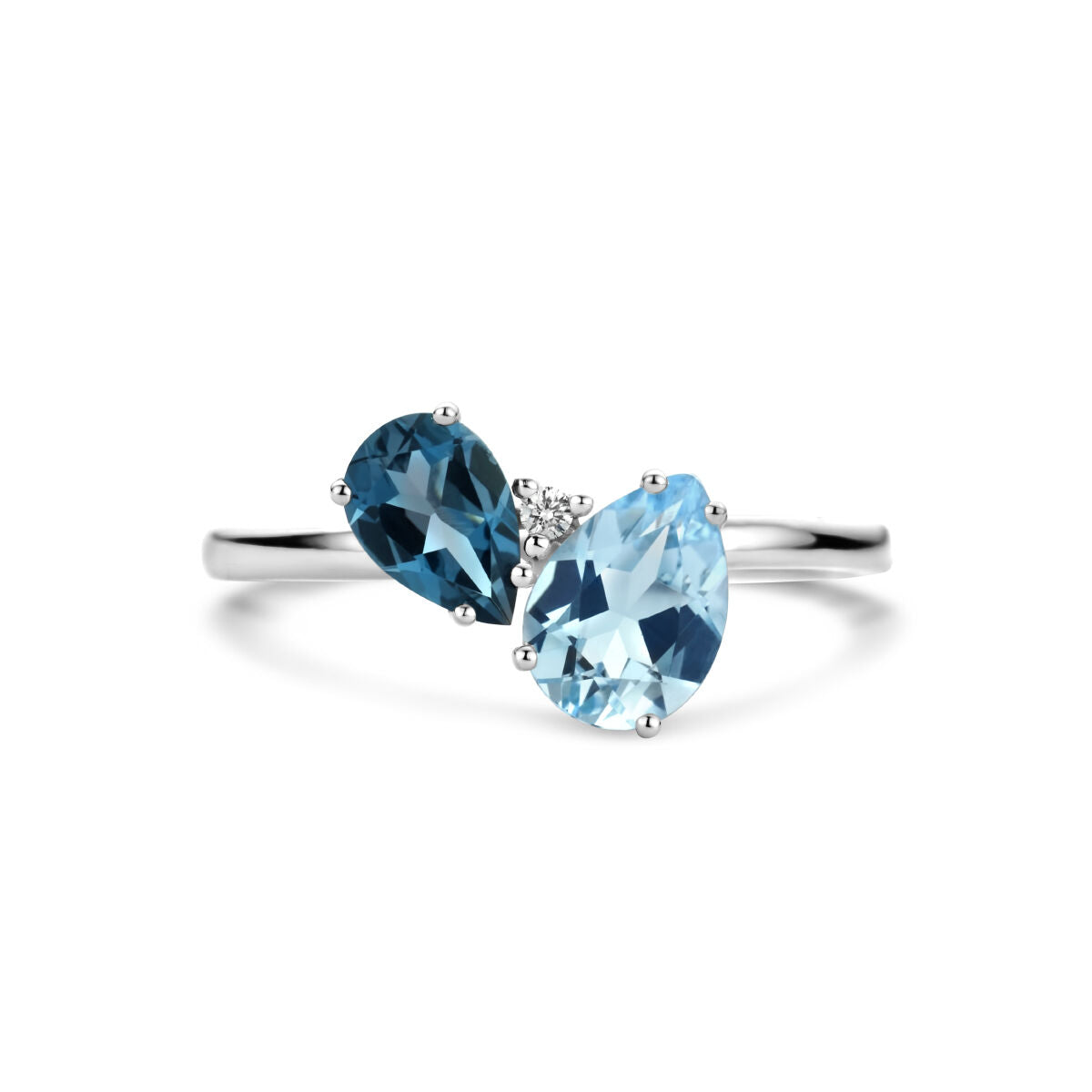 De Van der Kooij Collectie ring is voorzien van London blauwe topaas, blauwe topaas en 0,01ct H P1 diamant in een 14K witgouden trilogie ontwerp met naast elkaar liggende peervormige stenen en een centrale driehoek van diamanten.