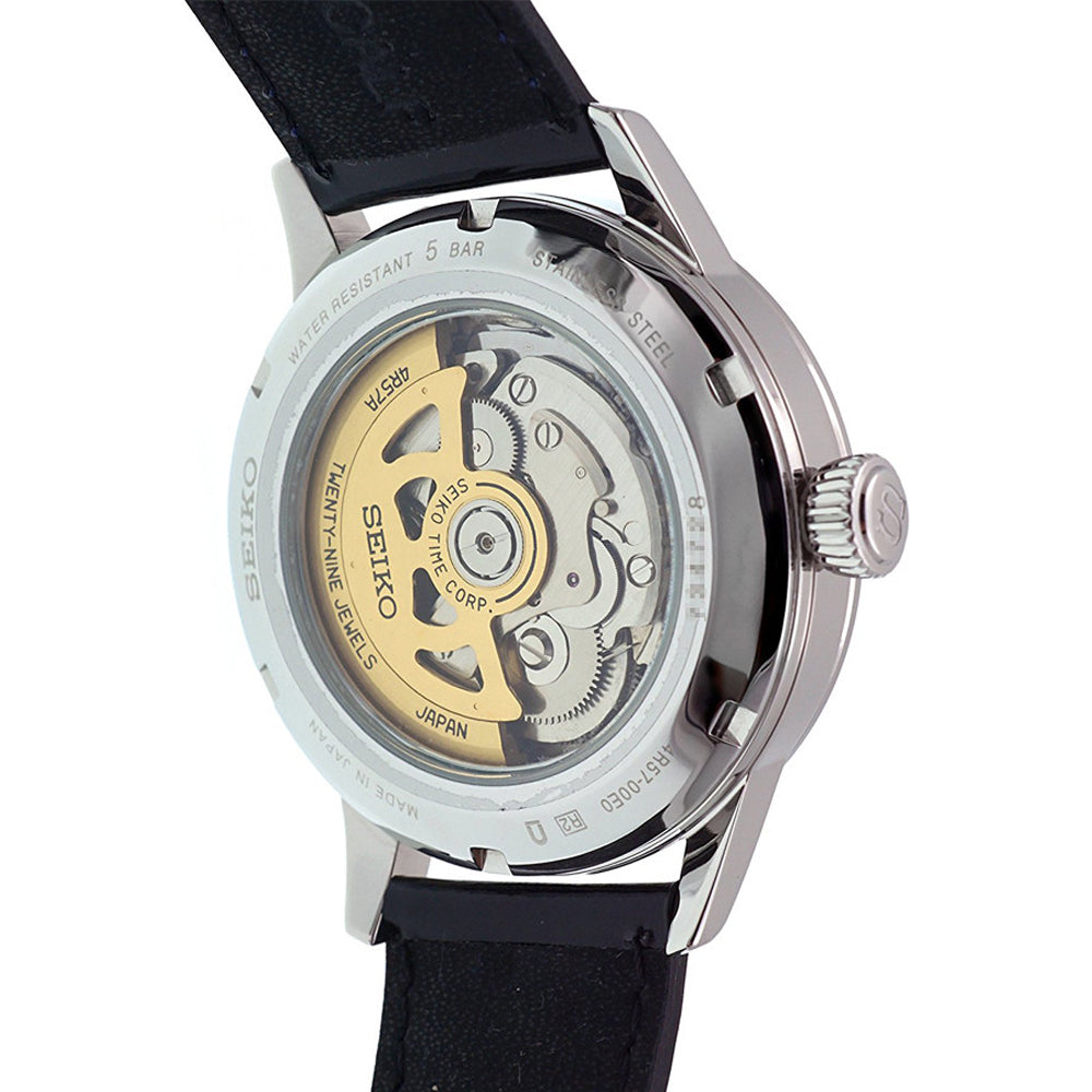 De Seiko Presage heren horloge SSA343J1 toont zijn automatische uurwerk door een transparante achterkant van de kast, waardoor de ingewikkelde tandwielen en goudkleurige rotor zichtbaar zijn. De zwarte leren band voegt elegantie toe aan dit nauwkeurig vervaardigde Seiko-uurwerk.