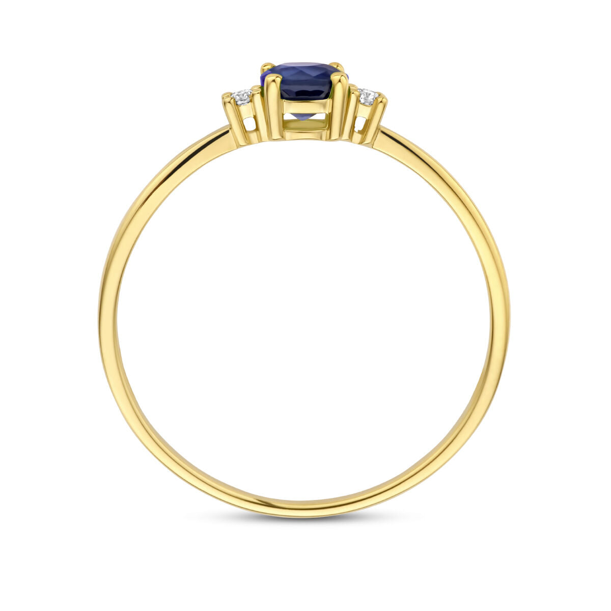 De Van der Kooij Collectie ring trilogie saffier en diamant 0.03ct (2x 0.015ct) h p1 in 14K geelgoud heeft een vierkante blauwe saffier met diamanten aan elke zijde, hier getoond in zijaanzicht.