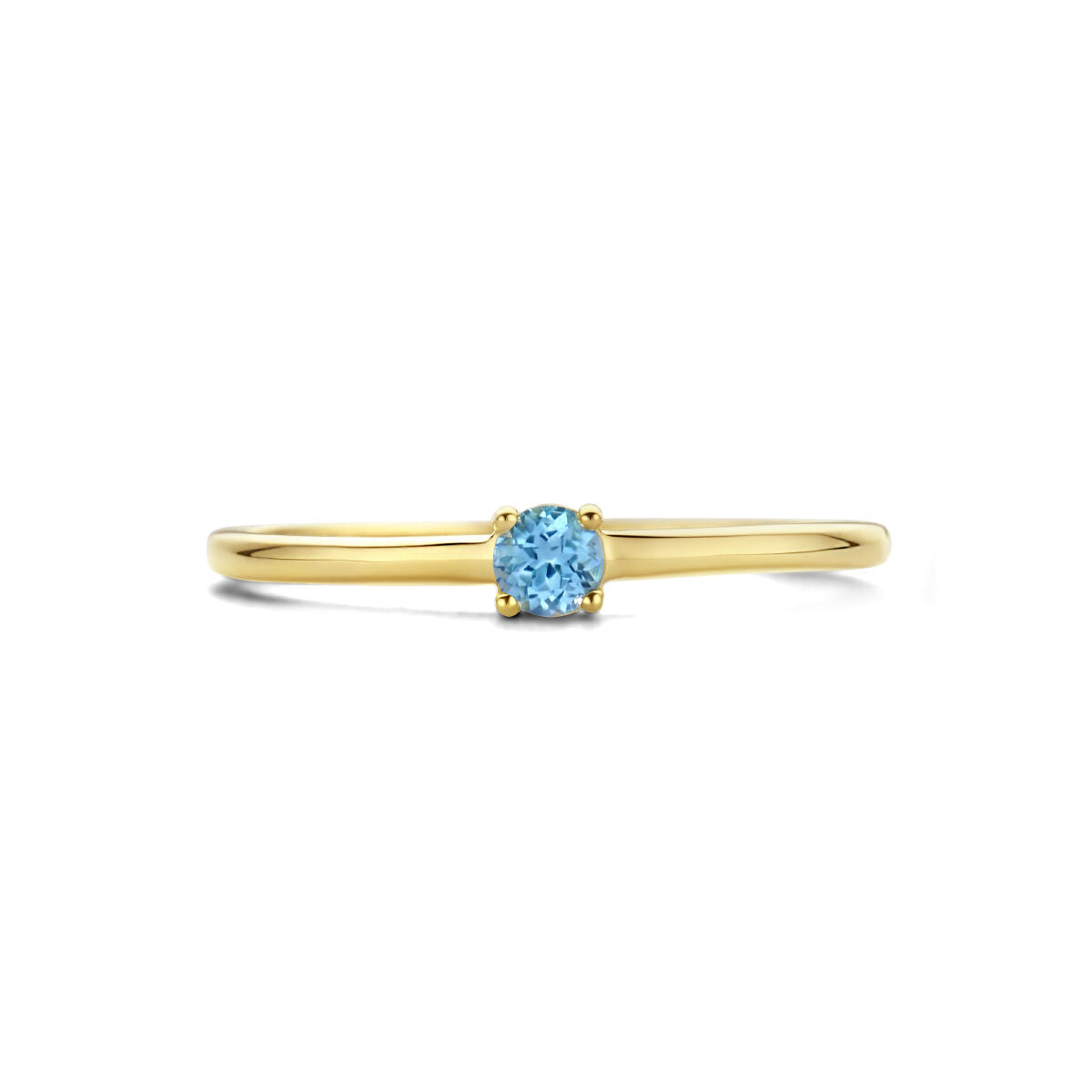 Deze 14K geelgouden ring uit de Van der Kooij Collectie heeft een dunne band en een ronde blauwe topaas geboortesteen (december), centraal gezet in een vierpoots zetting.