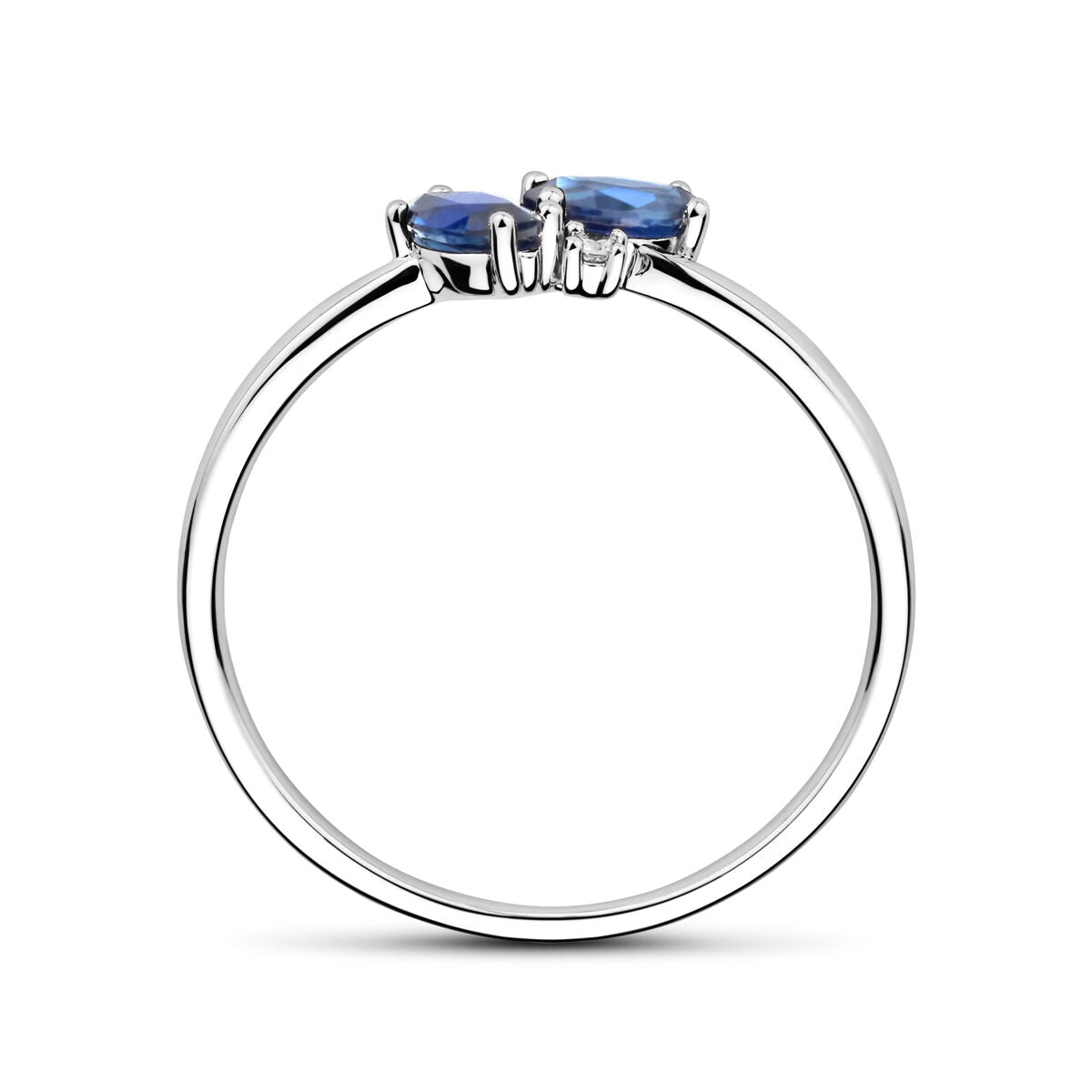 Een 14K witgouden Van der Kooij Collectie ring, met tijdloze uitstraling en bezet met saffier en diamant (0.02ct H P1), elegant gepresenteerd van opzij tegen een witte achtergrond.