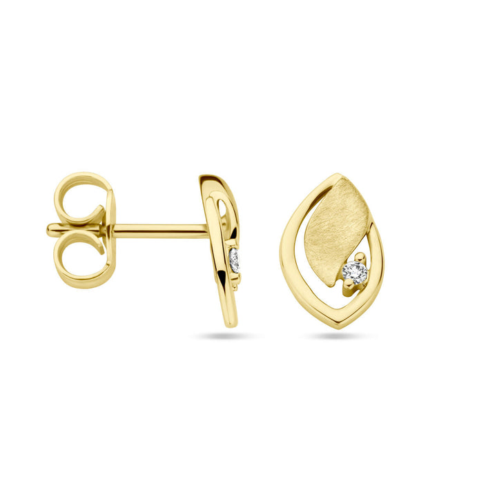 Een paar 14K geelgouden oorknoppen uit de Van der Kooij Collectie met een poli/mat afwerking en twee diamanten (totaal 0,03ct, H SI). Voorzien van stevige poussette sluiting.