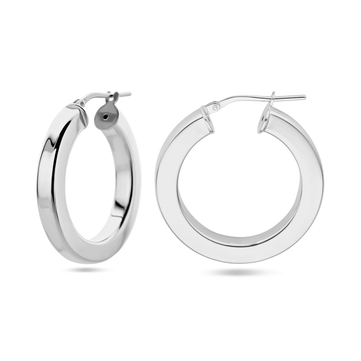 Een paar glanzende oorringen vlakke buis zilver gerhodineerd uit de Van der Kooij Collectie, met een gladde glans. Het ene staat rechtop en het andere ligt plat tegen een witte achtergrond, wat hun tijdloze elegantie benadrukt.