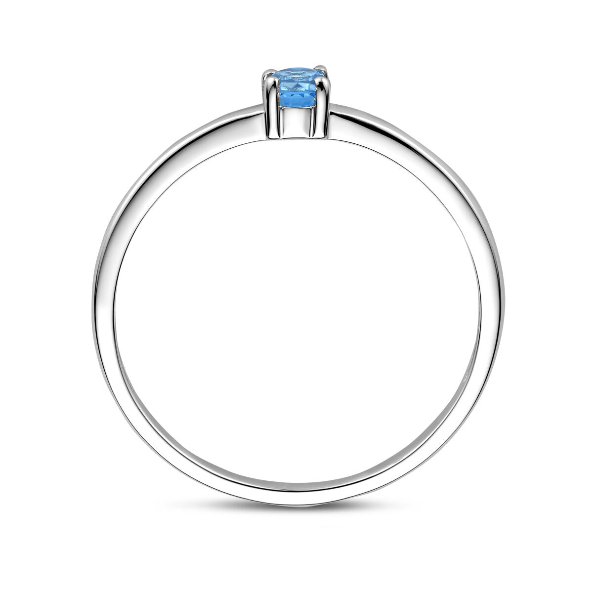 De Van der Kooij Collectie ring met geboortesteen blauw topaas voor december is uitgevoerd in gerhodineerd zilver, met een ronde topaas in een chatonzetting, getoond vanaf de zijkant op een witte achtergrond.