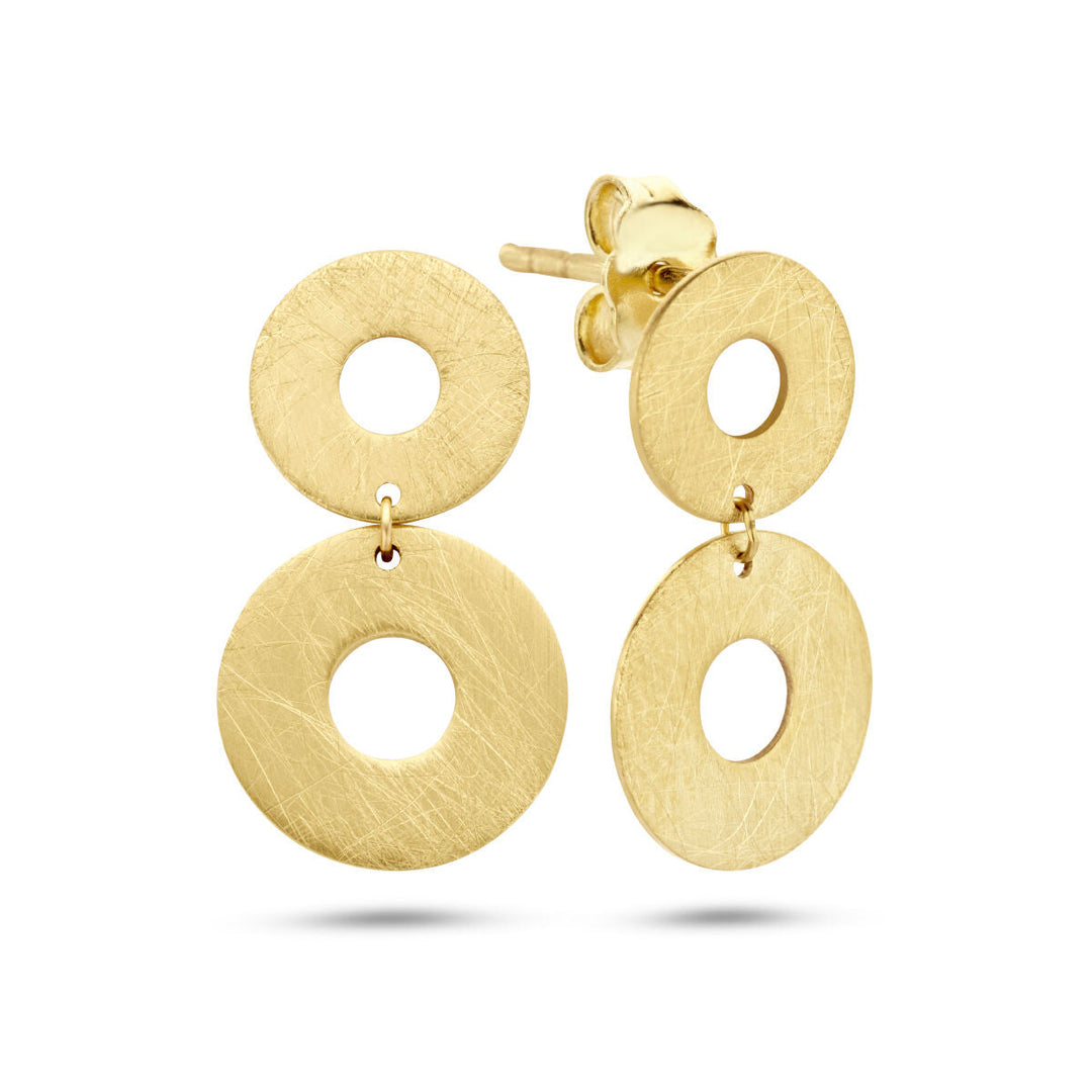 Een paar Van der Kooij Collectie oorhangers poli/mat 14K geelgoud met twee verticaal verbonden, gestructureerde ovale elementen in een matte, geborstelde afwerking, afgebeeld tegen een witte achtergrond.
