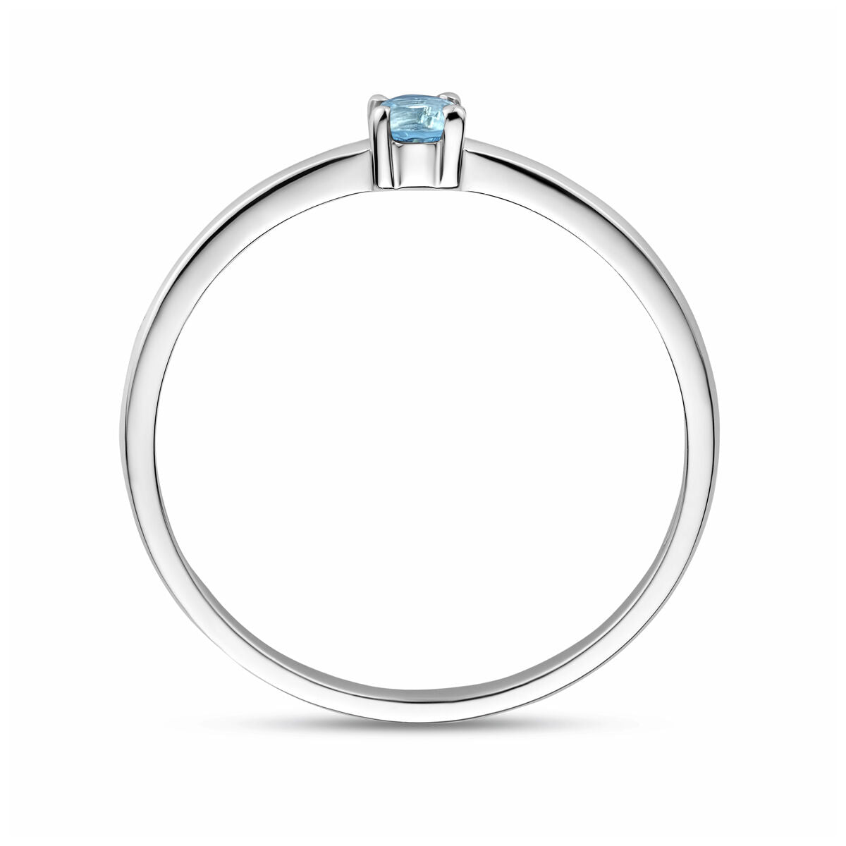 De ring met geboortesteen aquamarijn maart van Van der Kooij Collectie is gemaakt van gerhodineerd 925 zilver en heeft een kleine blauwe aquamarijn in een minimalistische zetting, voorbeelden tegen een witte achtergrond.