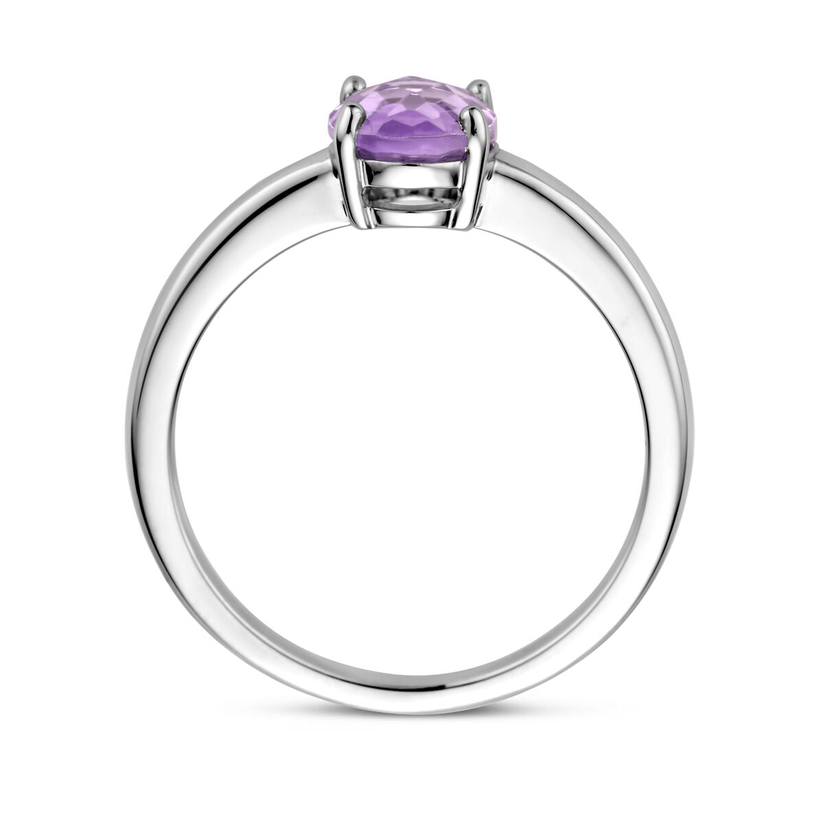 De Van der Kooij Collectie ring amethist zilver gerhodineerd is een zilveren damesring met een ronde, facetgeslepen paarse amethist in een vierpunts zetting, vanaf de zijkant afgebeeld op een witte achtergrond.