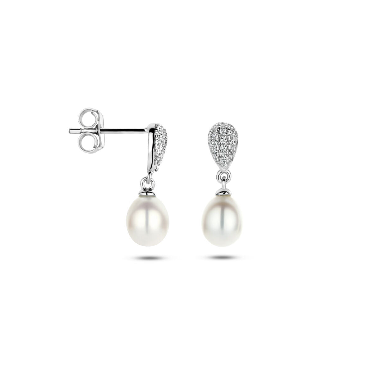 Van der Kooij Collectie oorhangers parel en zirkonia zilver gerhodineerd: elegante oorhangers met witte zoetwaterparel en fonkelende zirkonia op druppelvormige stekers, getoond tegen een witte achtergrond.