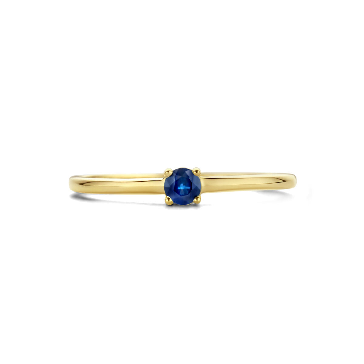 De Van der Kooij Collectie ring met geboortesteen saffier september in 14K geelgoud is nauwkeurig, met een ronde blauwe saffier centraal gezet in vier pootjes – een stijlvolle blikvanger op een eenvoudig witte achtergrond.