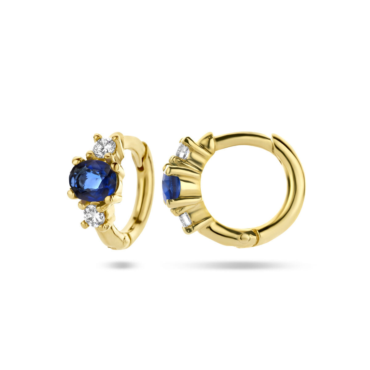Van der Kooij Collectie klapoorringen van 14K geelgoud met centrale saffier en in totaal 0,10ct (2x0,05ct) H SI diamant per paar, stijlvol stijlvol tegen een witte achtergrond.