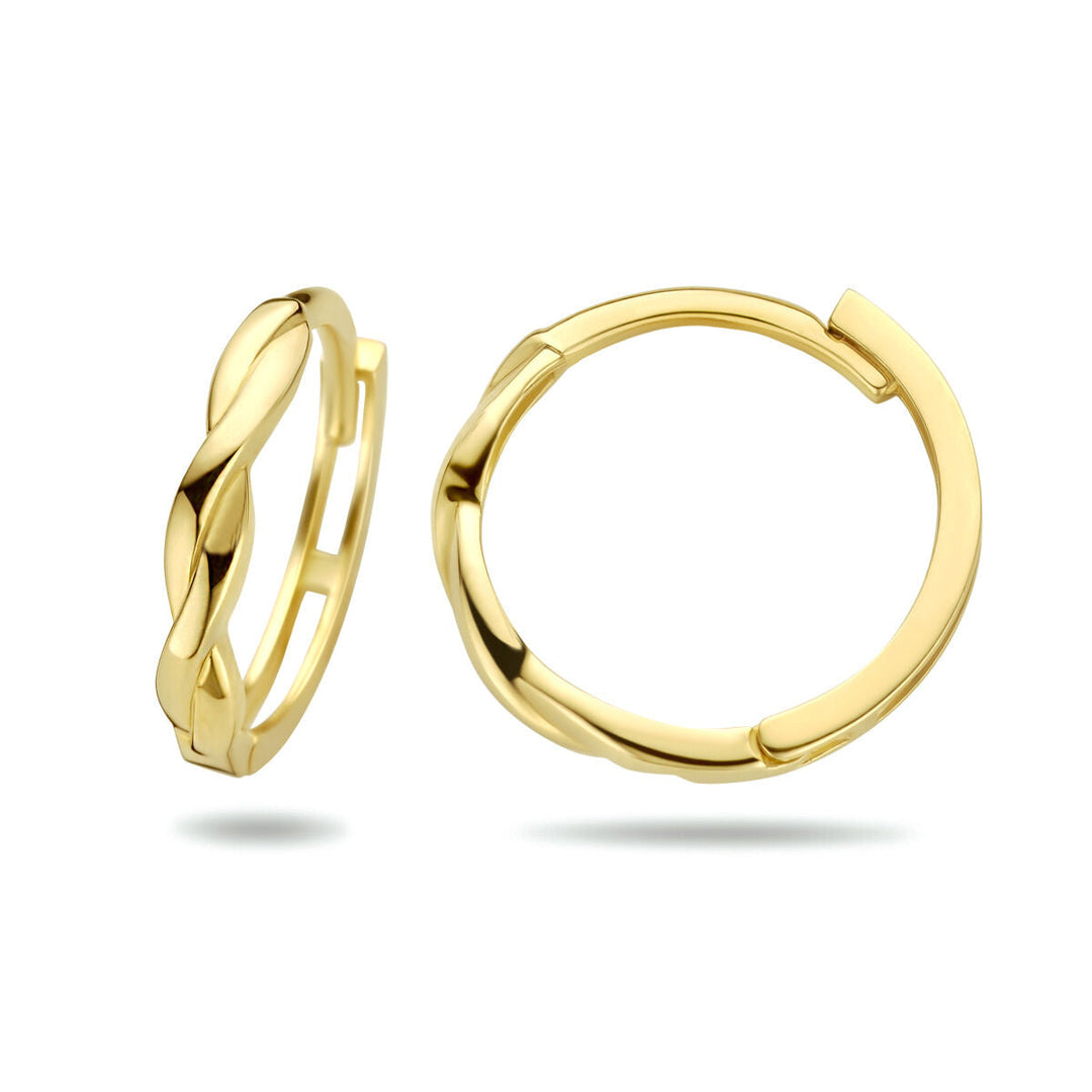 Van der Kooij Collectie klapoorringen gedraaid 14K geelgoud: één ring van de zijkant met gevlochten design, de ander van voren met ronde vorm-glanzend afgewerkt, ideaal voor dames, gepresenteerd op een witte achtergrond.