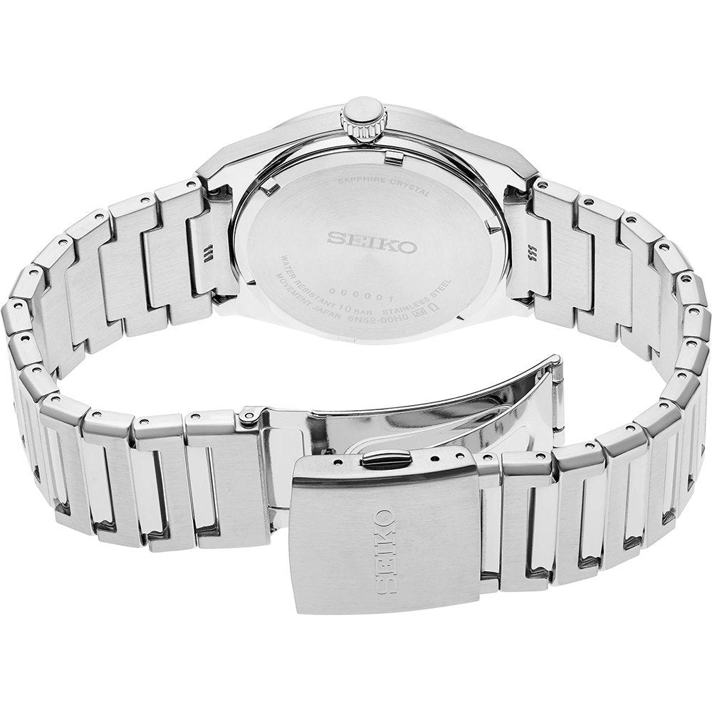 De afbeelding toont een Seiko heren horloge SUR557P1 met een roestvrijstalen band en zilveren afwerking. De achterkant van de horlogekast is gegraveerd met het Seiko-logo en benadrukt de 10ATM waterbestendigheid voor duurzaamheid.