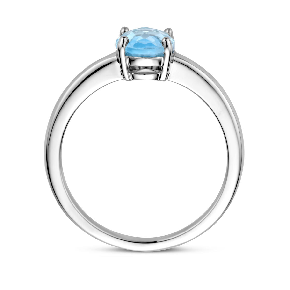 Een Van der Kooij Collectie ring blauw topaas zilver gerhodineerd met ronde, gefacetteerde blauwe topaas in een vierpoots zetting, zijaanzicht op witte achtergrond.