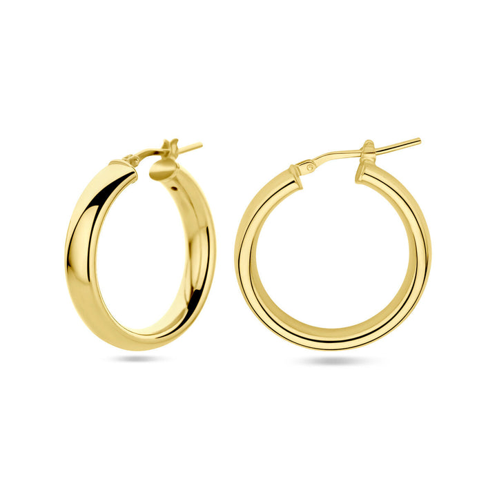 Elegant en glanzend, de oorringen halve ronde 1 micron zilver verguld (geel) van Van der Kooij Collectie hebben een scharniersluiting en zijn weergegeven op een witte achtergrond-een verfijnde keuze voor elke dames sieraden collectie.
