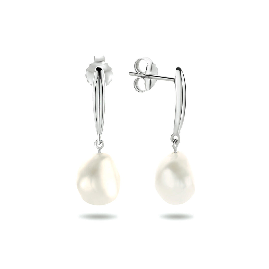 Een paar gerhodineerde 925 zilveren oorhangers parel van Van der Kooij Collectie, met onregelmatig gevormde witte zoetwaterparels, getoond tegen een witte achtergrond.