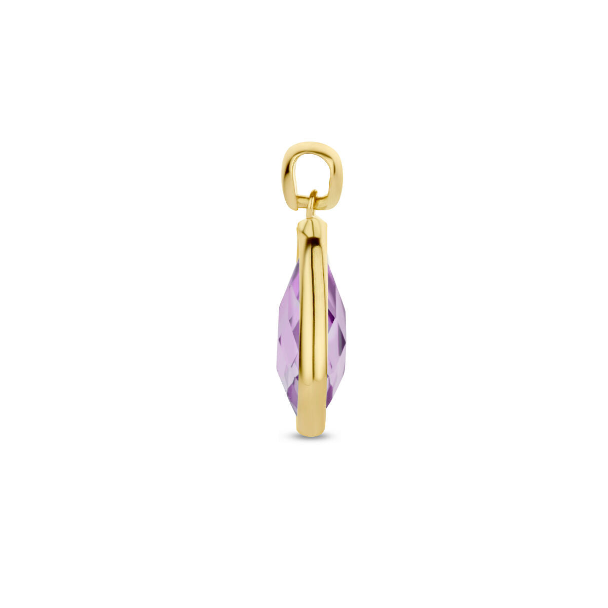 Een 14K geelgouden "hanger amethist" van Van der Kooij Collectie met een gefacetteerde, doorschijnend paarse edelsteen, zijaanzicht tegen een witte achtergrond.