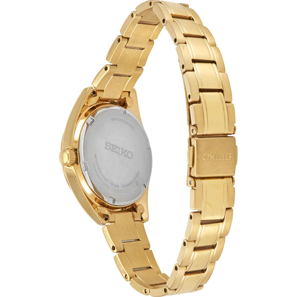 Het Seiko dameshorloge SUR632P1, een gouden horloge, heeft een elegante band en een zilveren achterkant met het Seiko-logo. Het bevat een metalen band in armbandstijl met een sluiting en beschikt over saffierglas plus waterdichtheid 10ATM voor langdurige duurzaamheid.