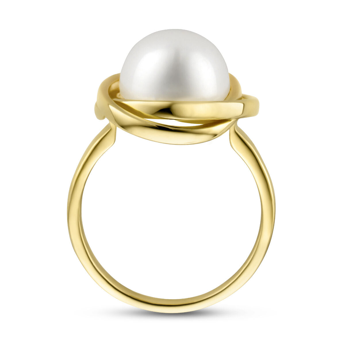 De ring parel 14K geelgoud van Van der Kooij Collectie heeft een grote zoetwaterparel gezet in een ingewikkelde, gedraaide gouden band, van opzij gezien op een witte achtergrond.