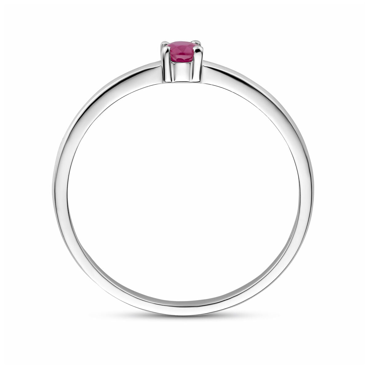 Een eenvoudige gerhodineerde 925 zilveren damesring, de "ring met geboortesteen robijn juli zilver gerhodineerd" van Van der Kooij Collectie, met een ronde robijn in vierpoot zetting, getoond van opzij tegen een witte achtergrond.